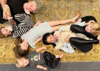 Alec e Hilaria Baldwin enternecen las redes con sus seis hijos