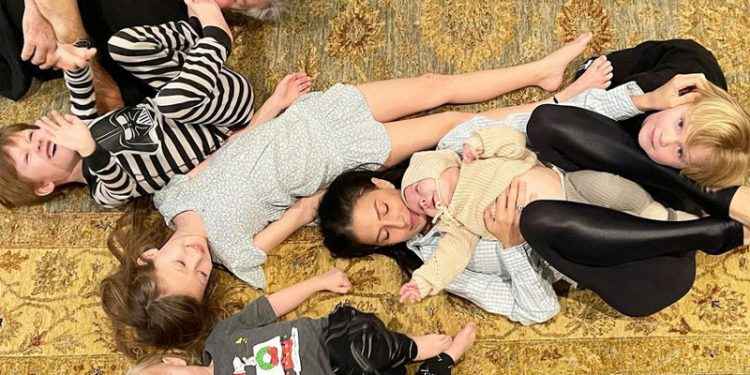 Alec e Hilaria Baldwin enternecen las redes con sus seis hijos