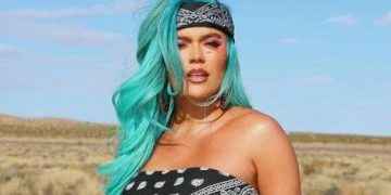 Borracha y ¿despechada?: Karol G apareció cantando con unos tragos de más