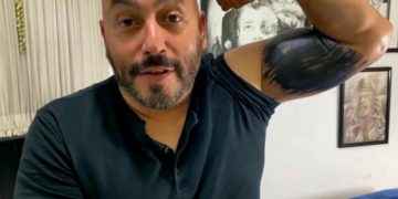 Las redes se burlan de «Lupillo» Rivera por su forma de cubrir el tatuaje de Belinda