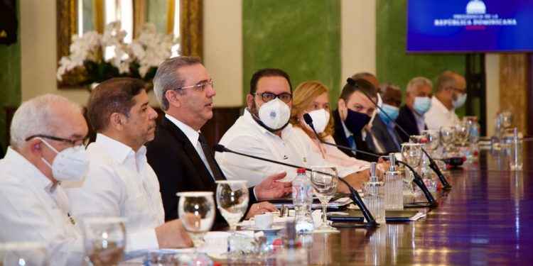 Presidente Abinader se reúne con productores de ajo y papa de Constanza