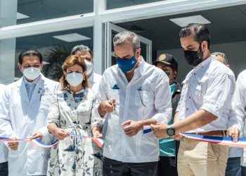 Presidente Abinader y directivos del INVI entregan centro de diagnóstico y atención primaria en Santiago para puesta en funcionamiento