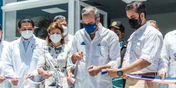 Presidente Abinader y directivos del INVI entregan centro de diagnóstico y atención primaria en Santiago para puesta en funcionamiento