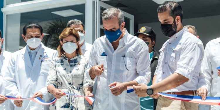 Presidente Abinader y directivos del INVI entregan centro de diagnóstico y atención primaria en Santiago para puesta en funcionamiento
