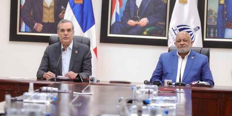 Presidente Abinader y ministro de Educación aprueban plan para  nuevo año escolar presencial