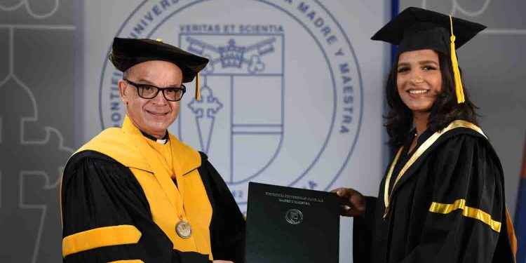 PUCMM realiza su centésima cuarta ceremonia de graduación