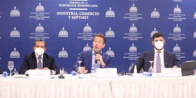 Ministro Bisonó anuncia la instalación de 13 nuevas empresas de zonas francas