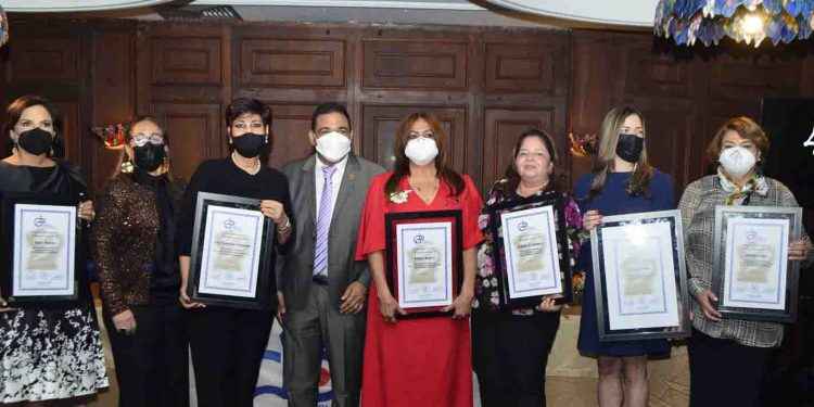 CDP Santiago rinde homenaje póstumo a Mayra Robles