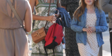 Las románticas vacaciones de Ella Emhoff y Sam Hine en Saint Tropez, el paseo de Hailey Bieber en Beverly Hills: celebrities en un click
