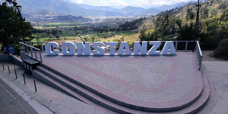 En Constanza, presidente Abinader realiza encuentro con juntas de vecinos, ordena obras solicitadas