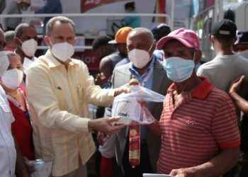Salud Pública vacuna decenas contra covid-19 durante operativo en Cienfuegos