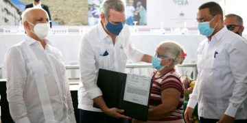 Gobierno entrega más de mil títulos de propiedad en La Canela, provincia Santiago