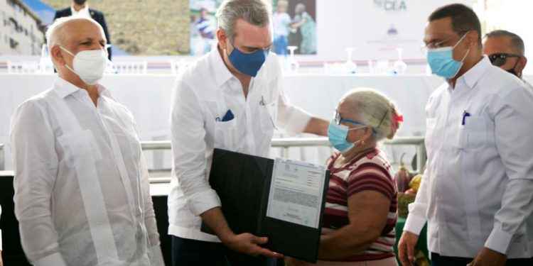 Gobierno entrega más de mil títulos de propiedad en La Canela, provincia Santiago