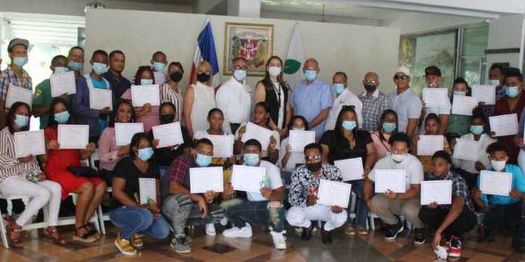 Instituto del Tabaco gradúa a 36 nuevos artesanos