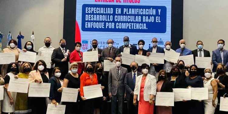 MESCYT, OEI, INAFOCAM y Universidad de Barcelona certifican docentes en planificación y desarrollo