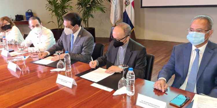 Ministerio de Salud Pública y PUCMM firman acuerdo interinstitucional