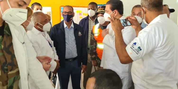 Ministro de Obras Públicas y la Vicepresidenta de la República supervisan centros de vacunación en Santiago