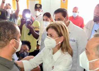Vicepresidenta asegura que el gobierno garantiza la salud sin darle la espalda al tren productivo