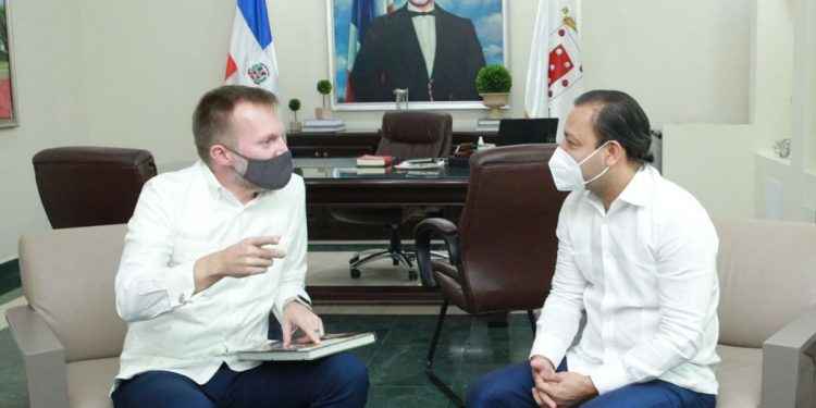 Alcalde Abel Martínez recibe visita de Robert Thomas encargado de Negocios de la Embajada de EEUU en RD