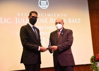 TC reconoce la trayectoria de su secretario, Julio José Rojas Báez