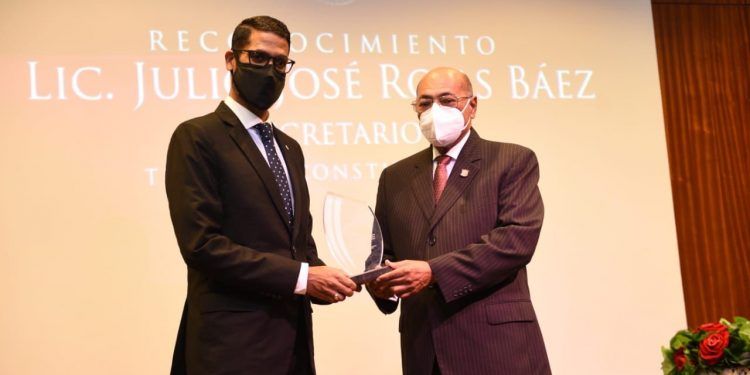 TC reconoce la trayectoria de su secretario, Julio José Rojas Báez