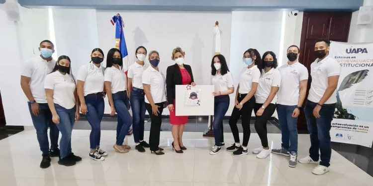 Tribunal Constitucional entrega Premio Me Graduó con TC AL CEGES Colegio de UAPA