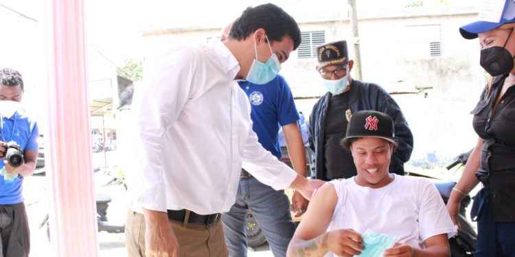 Director del INAPA encabeza amplia jornada de vacunación en Bonao
