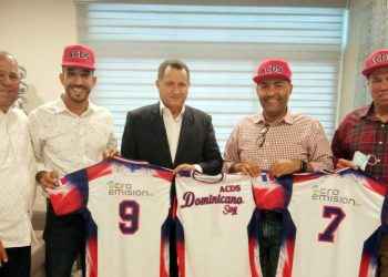 Zero Emisión RD entrega uniformes para gira deportiva anual de la ACDS en NY