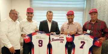 Zero Emisión RD entrega uniformes para gira deportiva anual de la ACDS en NY