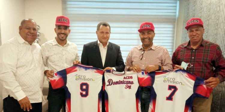 Zero Emisión RD entrega uniformes para gira deportiva anual de la ACDS en NY
