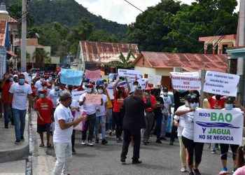 Comunidades serranas marchan en protesta contra construcción hidroeléctrica en Las Placetas
