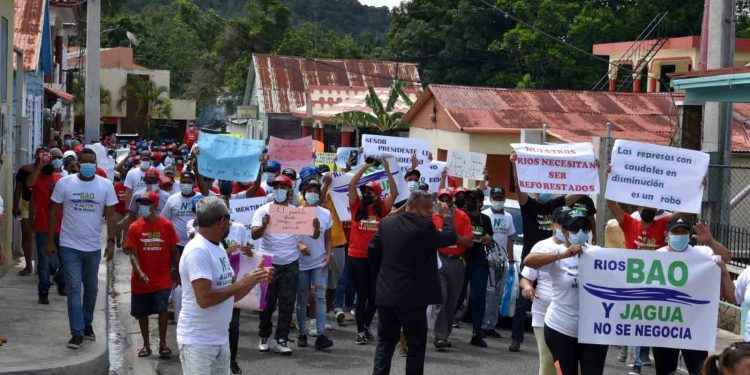 Comunidades serranas marchan en protesta contra construcción hidroeléctrica en Las Placetas