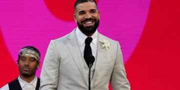 Drake alquila el estadio de los Dodgers para una cena romántica con una modelo