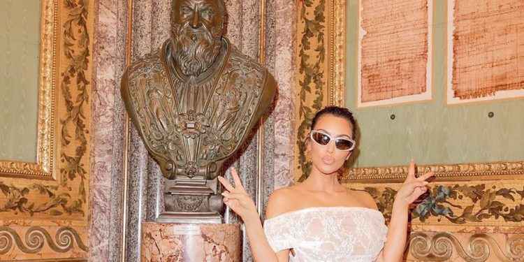 El particular look de Kim Kardashian para visitar el Vaticano que causó revuelo en las redes sociales