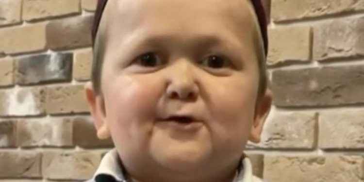 Quién es Hasbullah Magomedov, el adulto que parece un niño de 5 años y la rompe en redes