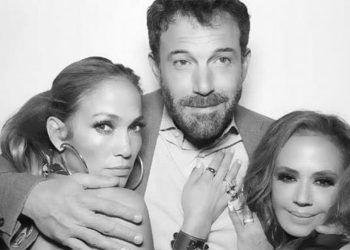 Jennifer López y Ben Affleck protagonizan su primera foto pública posando juntos