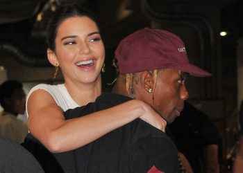 KENDALL JENNER LLAMA GRACIOSAMENTE A TRAVIS SCOTT SOBRE NUEVO VIDEO MUSICAL