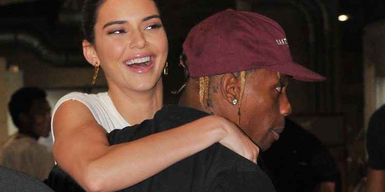 KENDALL JENNER LLAMA GRACIOSAMENTE A TRAVIS SCOTT SOBRE NUEVO VIDEO MUSICAL