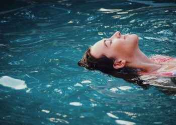 Cambia el gimnasio por la piscina y adelgaza con estos ejercicios para hacer dentro del agua