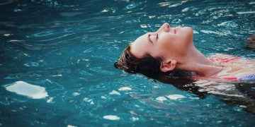 Cambia el gimnasio por la piscina y adelgaza con estos ejercicios para hacer dentro del agua