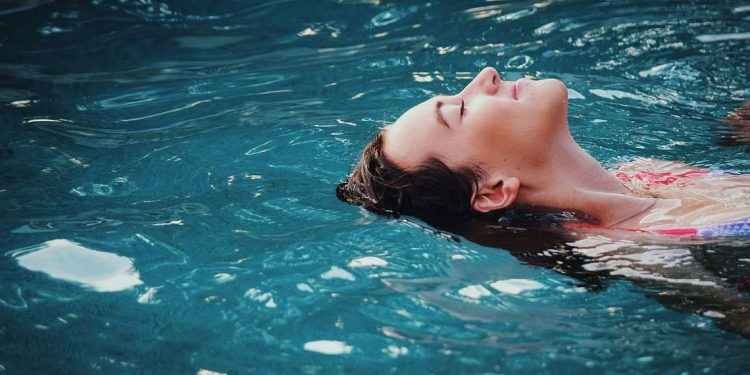 Cambia el gimnasio por la piscina y adelgaza con estos ejercicios para hacer dentro del agua