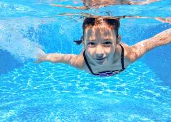 Del sol a las piscinas: ¿cómo cuidar tus ojos en verano?