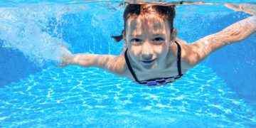 Del sol a las piscinas: ¿cómo cuidar tus ojos en verano?