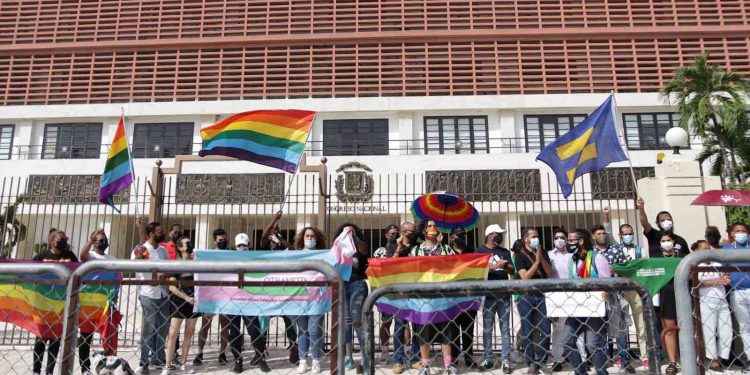 Protestan exclusión de discriminación por orientación sexual en Código Penal