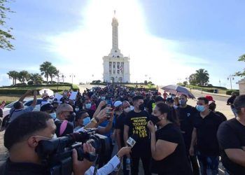 Cientos se manifiestan en el Monumento de Santiago contra el toque de queda