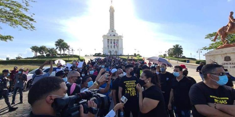 Cientos se manifiestan en el Monumento de Santiago contra el toque de queda