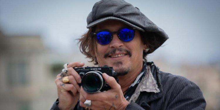 Cineastas españolas denuncian premio a Johnny Depp