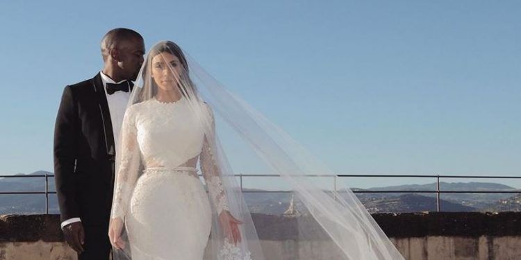 Kim Kardashian aparece vestida de novia en la presentación del disco de Kanye West