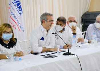 Abinader anuncia construcción de UASD-AZUA, acueductos y becas universitarias