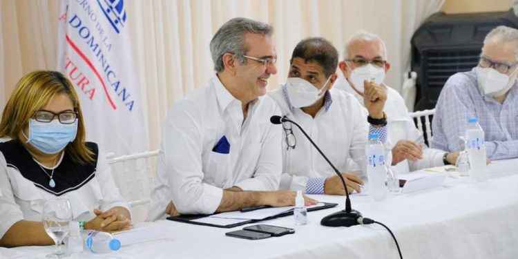 Abinader anuncia construcción de UASD-AZUA, acueductos y becas universitarias